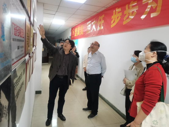 王總介紹公司歷史、企業(yè)成果、企業(yè)榮譽